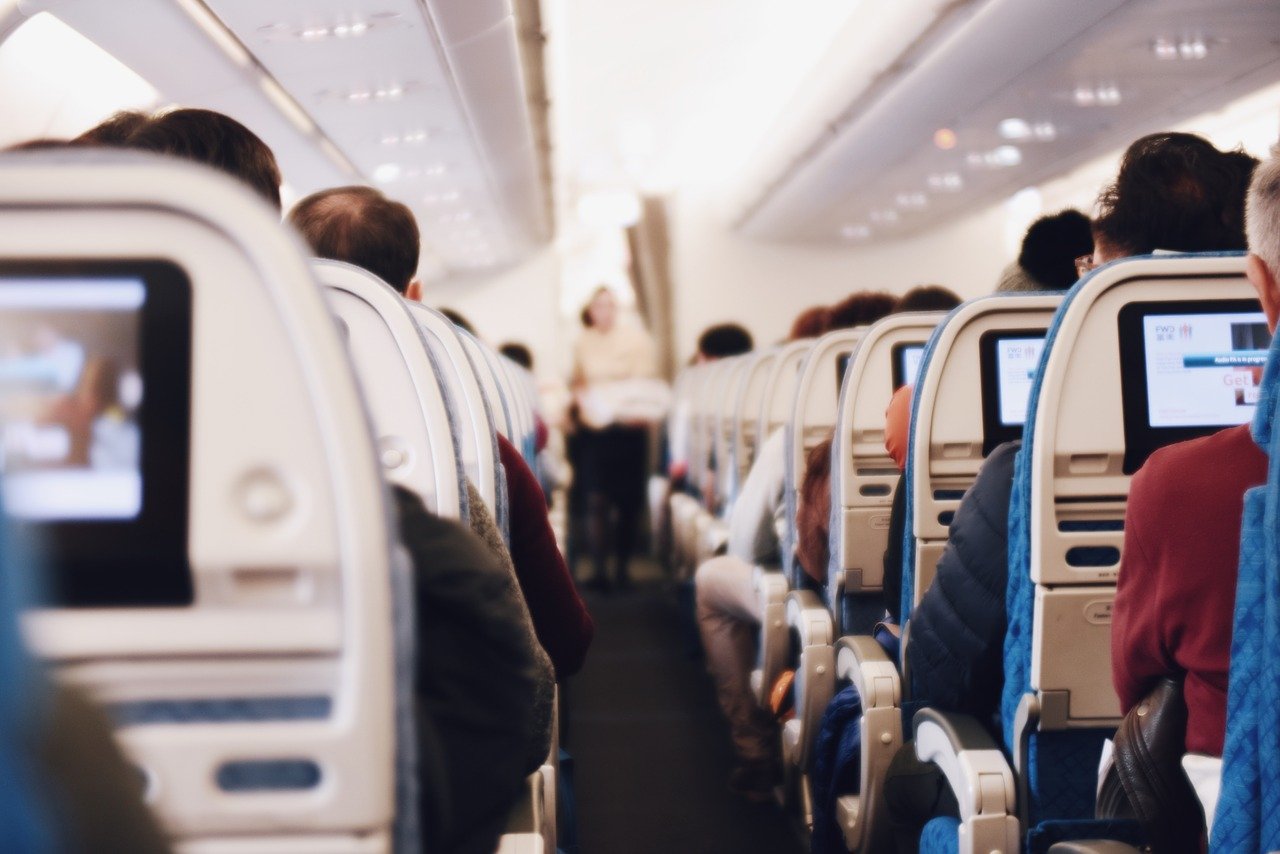 Die Unterschiede zwischen der ersten Klasse, Business Class und Economy im Flugzeug
