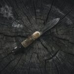 Messer auf einem Baumstamm