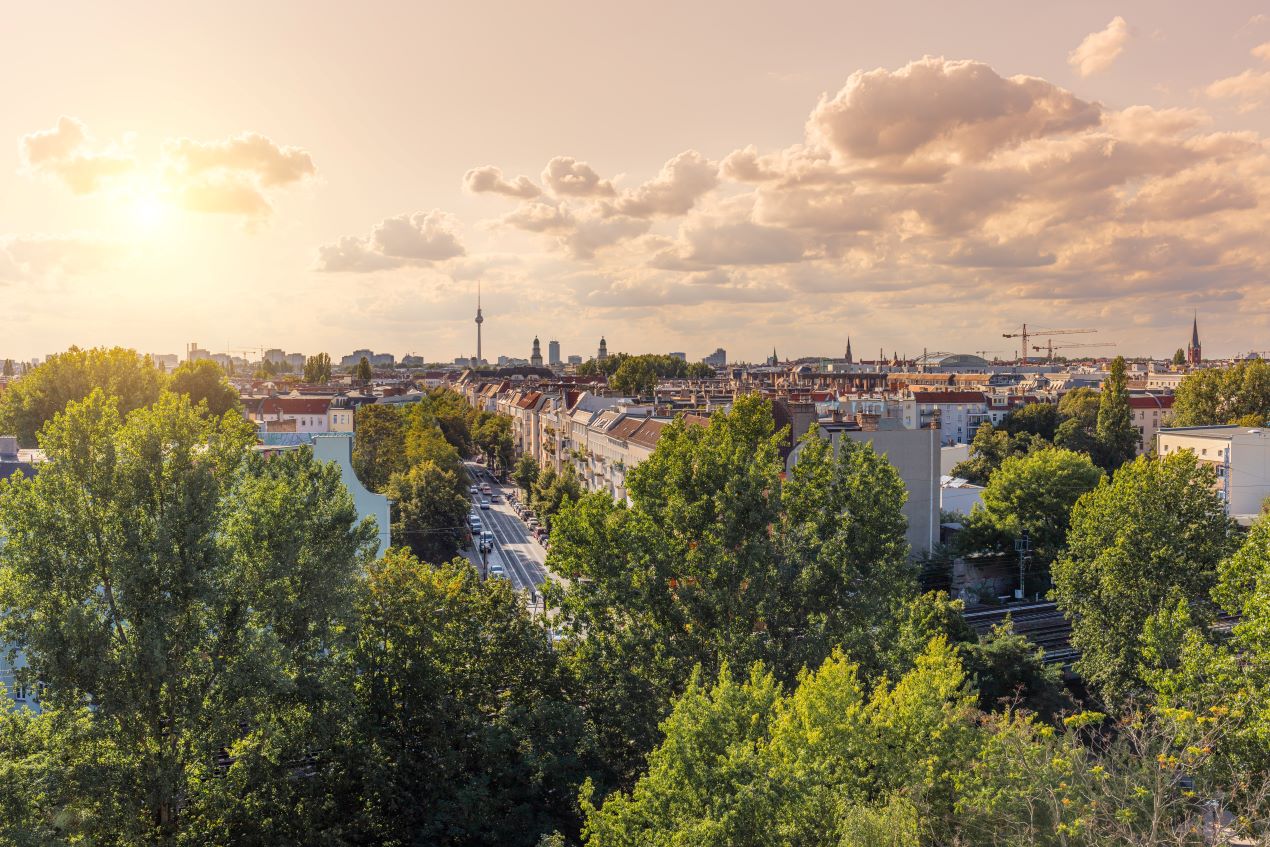 Panoramaansicht über die Dächer von Berlin mit Blick auf Altbauten und den Fernsehturm, passend zur Altbausanierung Berlin bei Sonnenuntergang