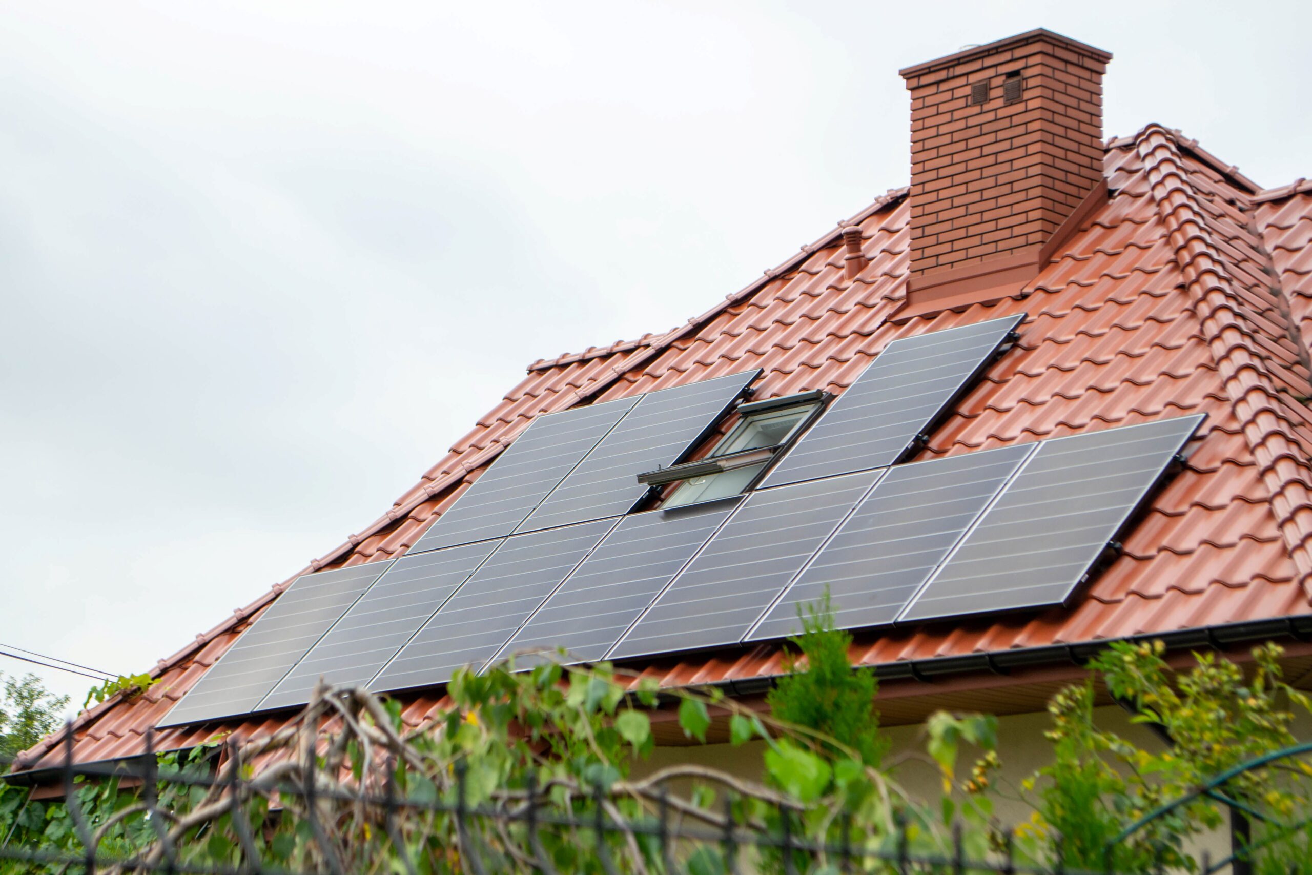 Photovoltaikanlage auf dem Schrägdach eines Einfamilienhauses.