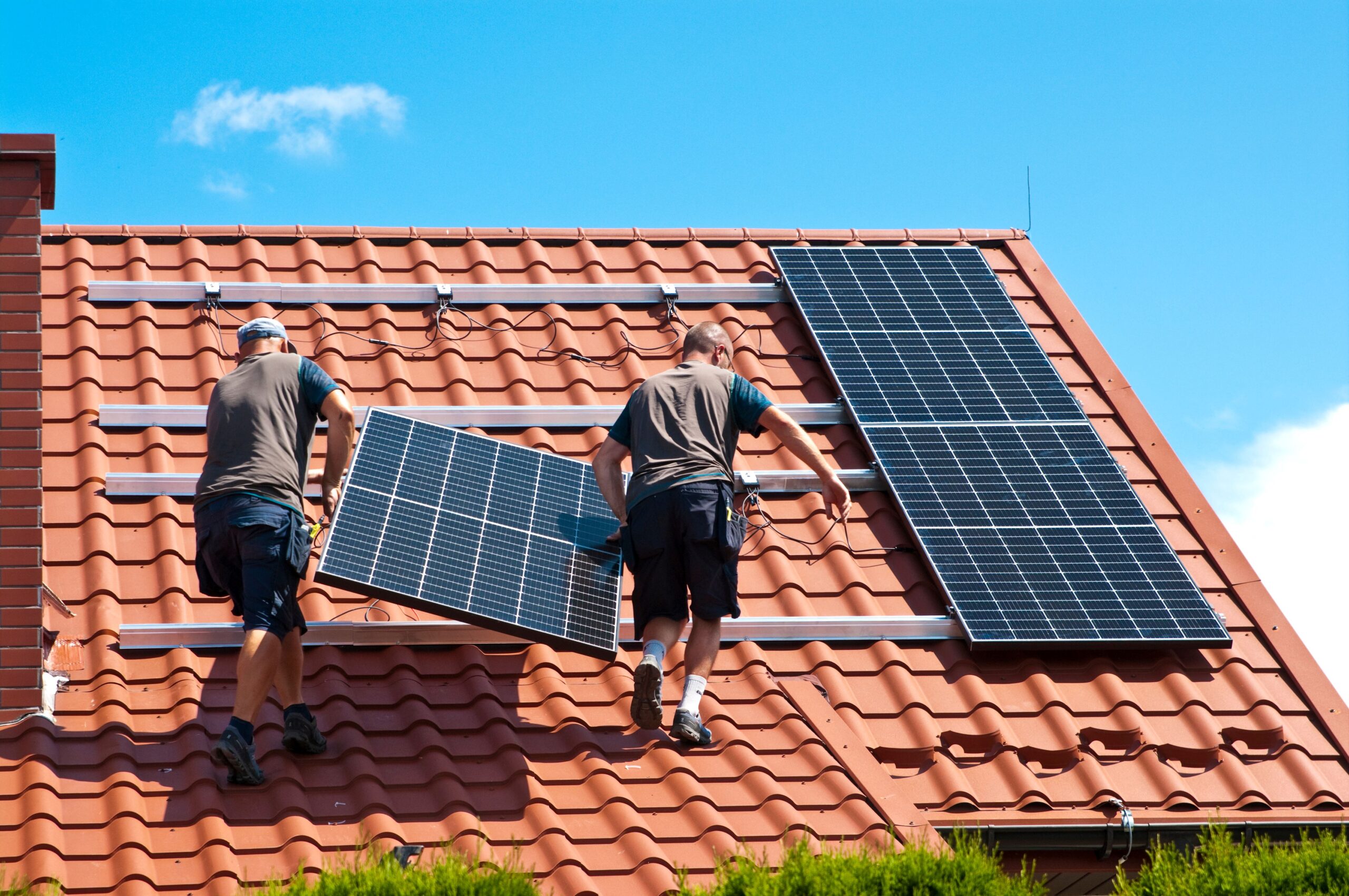 Zwei Männer Installieren eine Photovoltaikanlage.