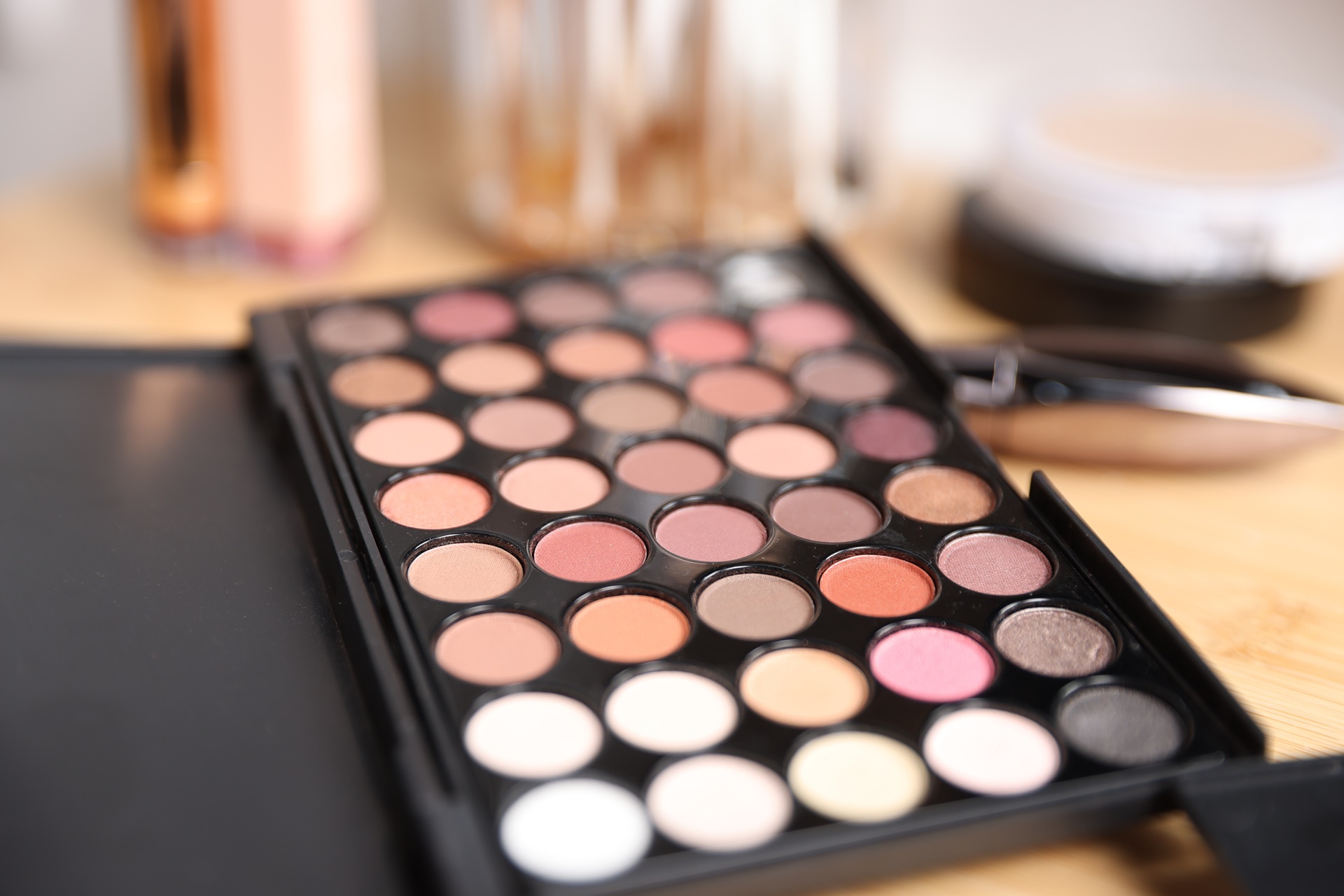 Lidschattenfarben im Beauty-Setup | Hair Extensions  