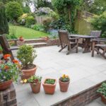 Terrasse mit Holzstühlen und Blumenkübeln | Terrassenüberdachung Berlin