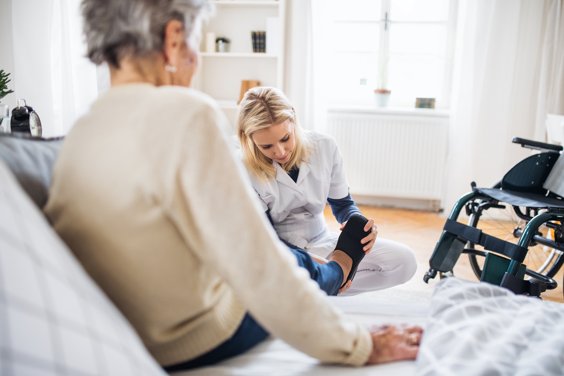 Pflegekraft betreut Seniorin zuhause | Pflegedienst Beckum